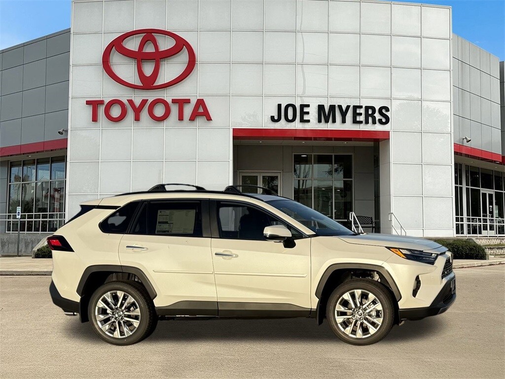 2025 Toyota RAV4 XLE photo 2