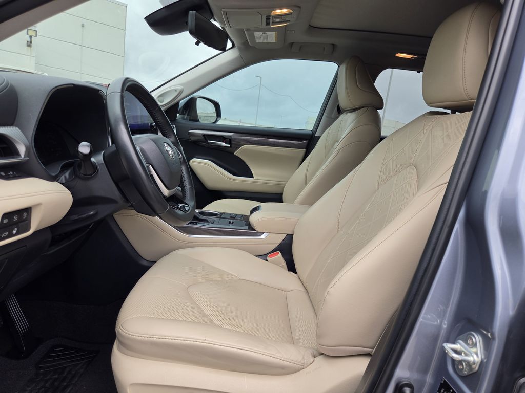 Used 2023 Moon Dust Toyota Platinum image 27