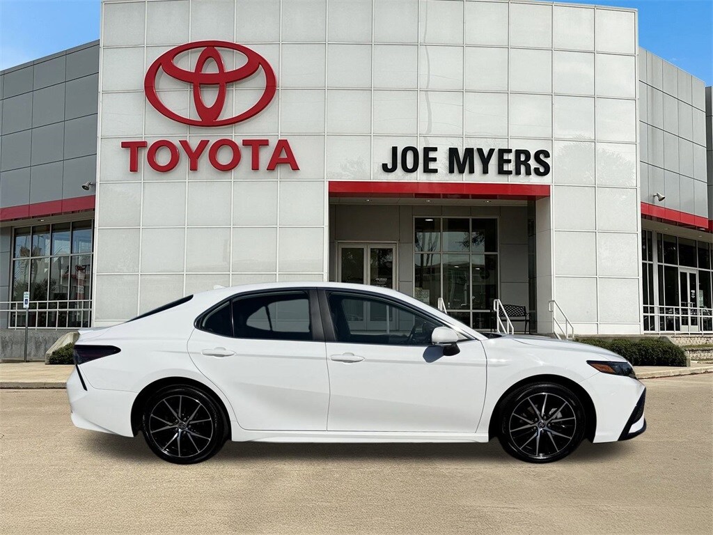 2024 Toyota Camry SE photo 3