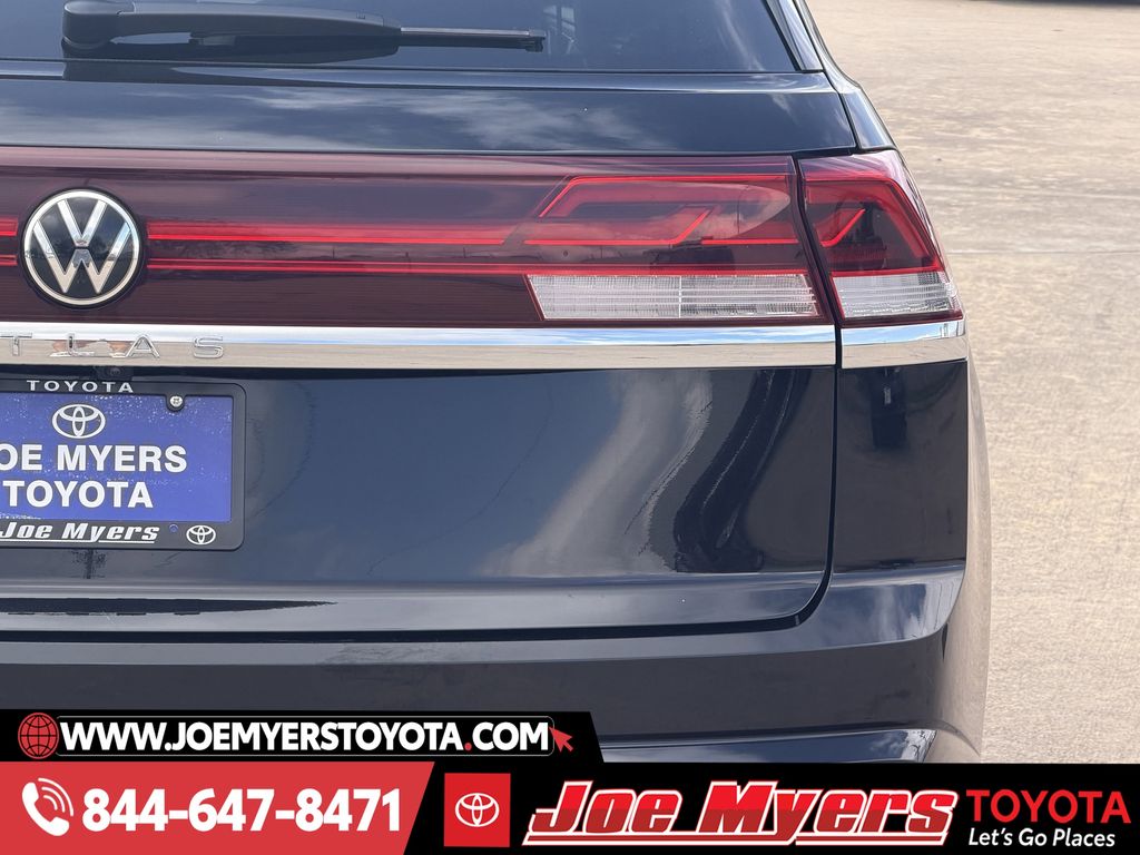 Used 2025 Deep Black Pearl Volkswagen 2.0T SE w/Technology image 9