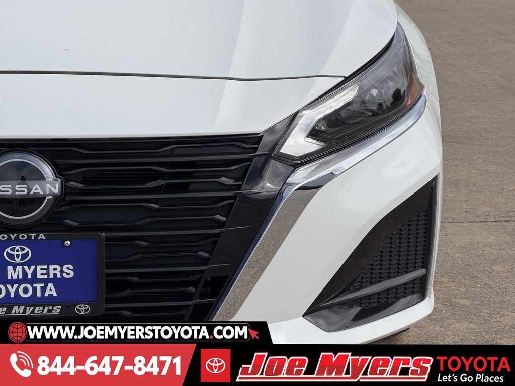 Used 2025 Glacier White Nissan 2.5 SV image 4