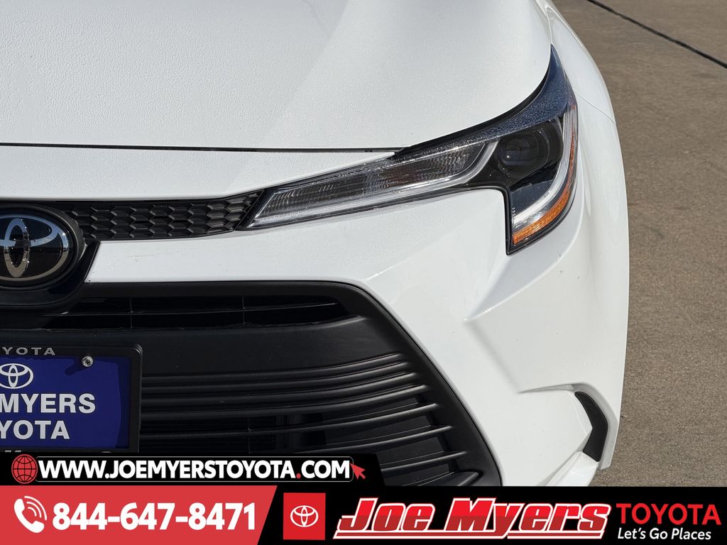 Used 2025 Ice Cap Toyota LE image 4