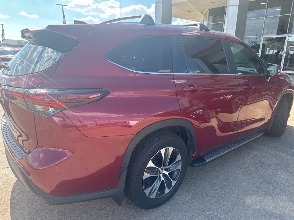 2024 Toyota Highlander LE photo 4