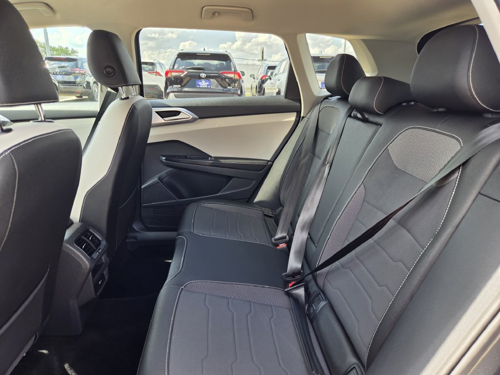 Used 2025 Gray Volkswagen 1.5T SE image 28