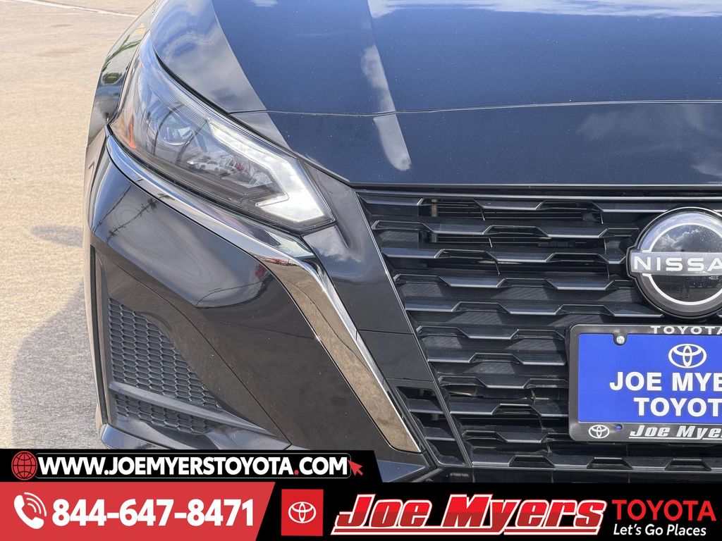 Used 2025 Super Black Clearcoat Nissan 2.5 SR image 5