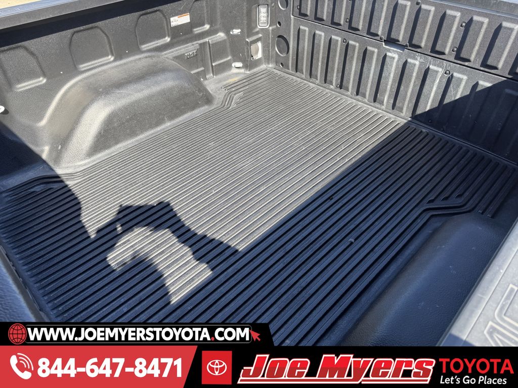 Used 2025 Summit White GMC SLT image 30