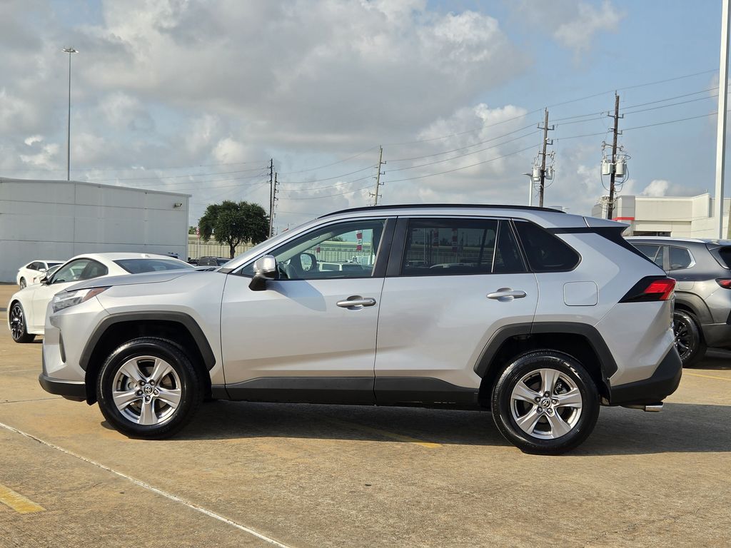 Used 2025 Silver Sky Metallic Toyota XLE image 6