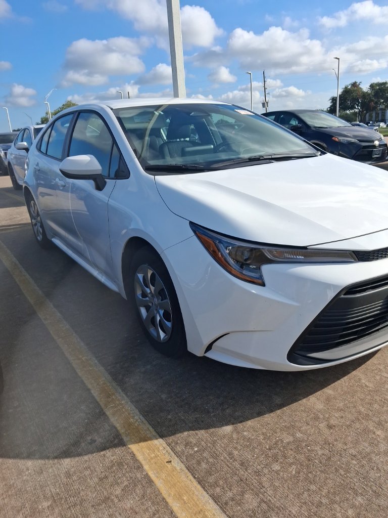 Used 2025 Ice Toyota LE image 2
