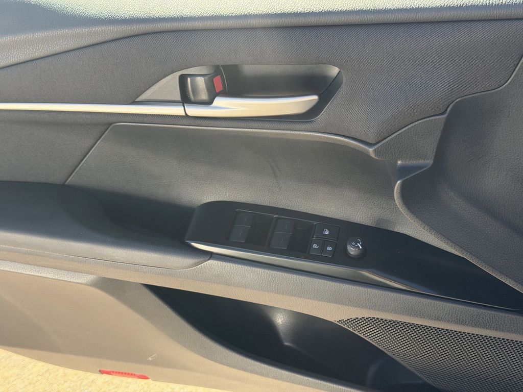 2025 Toyota Camry LE - Photo 26