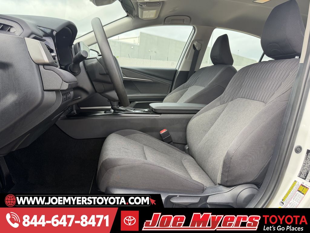 Used 2025 Ice Cap Toyota LE image 28