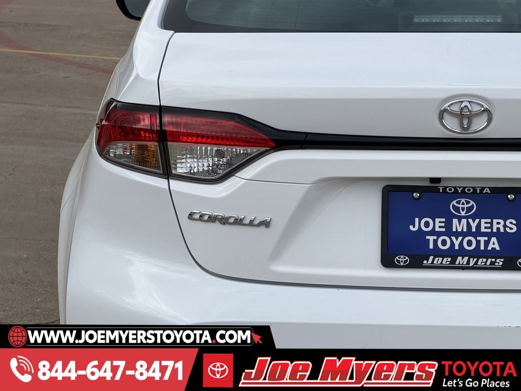 Used 2025 Ice Cap Toyota LE image 12