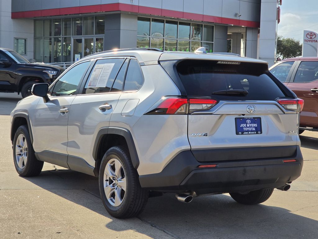 Used 2025 Silver Sky Metallic Toyota XLE image 7