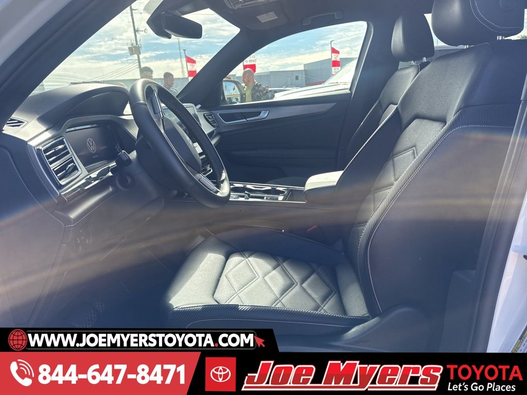 Used 2025 White Volkswagen 2.0T SE w/Technology image 2