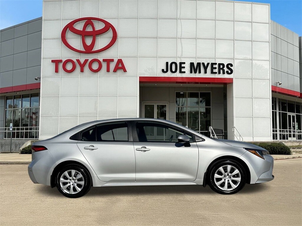 2026 Toyota Corolla LE photo 3