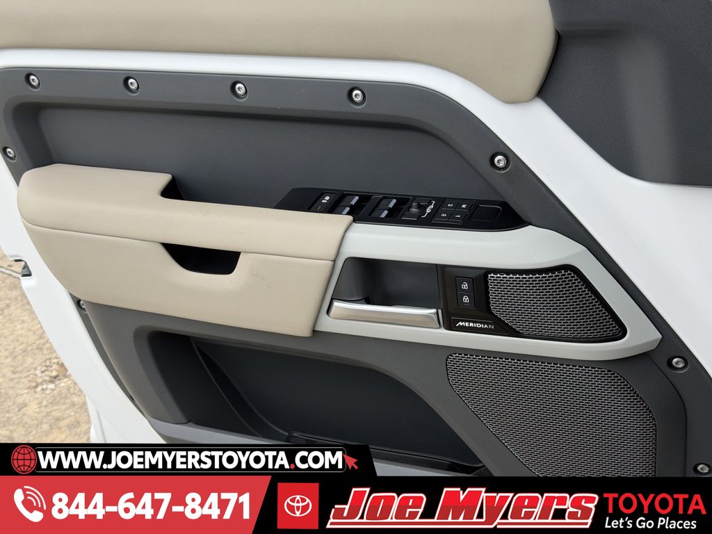 Used 2024 Fuji White Land Rover S image 25