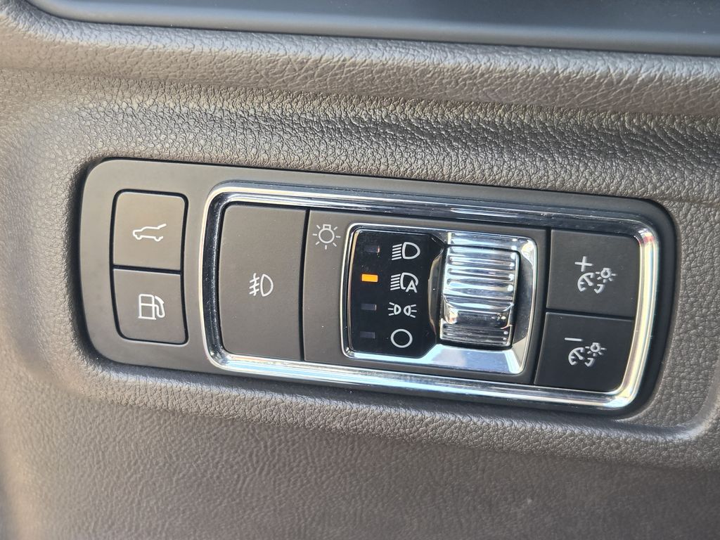 Used 2022 Radiance Metallic Lincoln Grand Touring image 24