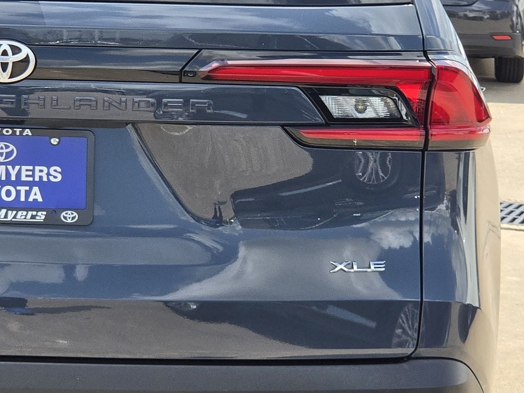 Used 2025 Cloud Toyota XLE image 9
