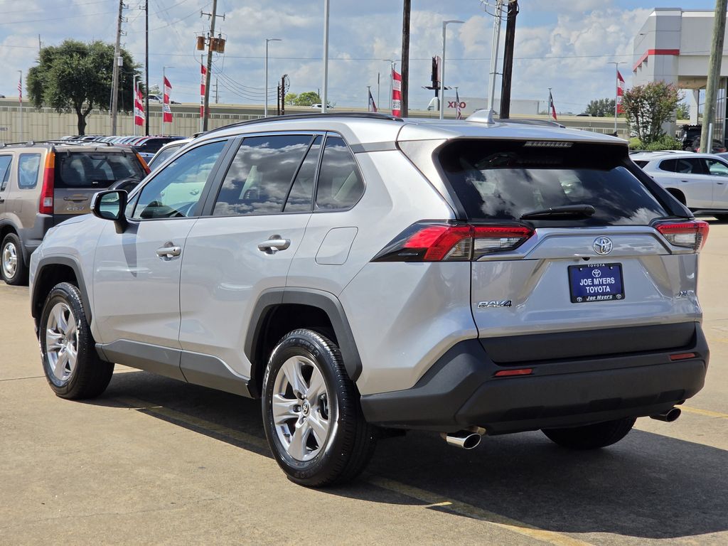 Used 2025 Silver Sky Metallic Toyota XLE image 7