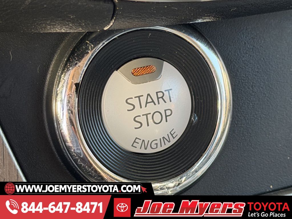 Used 2018 Cayenne Red Metallic Nissan Platinum image 22