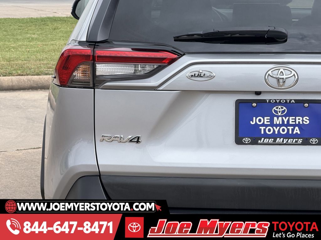 Used 2022 Silver Sky Metallic Toyota XLE Premium image 10