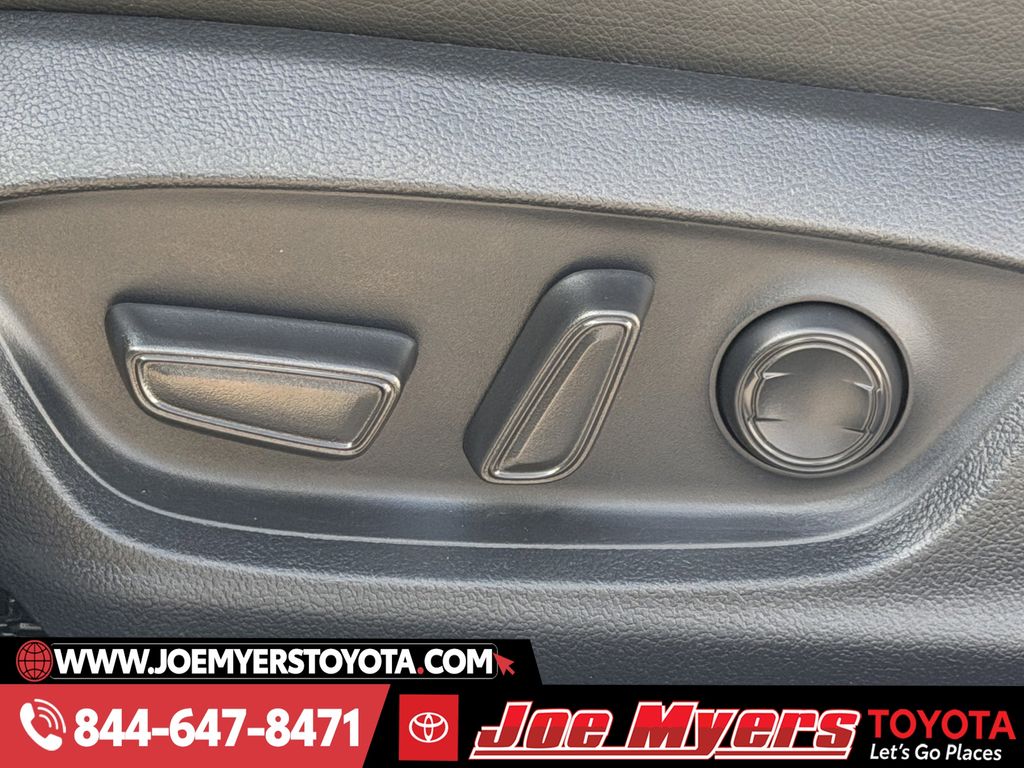 Used 2023 Ice Cap Toyota SE image 27