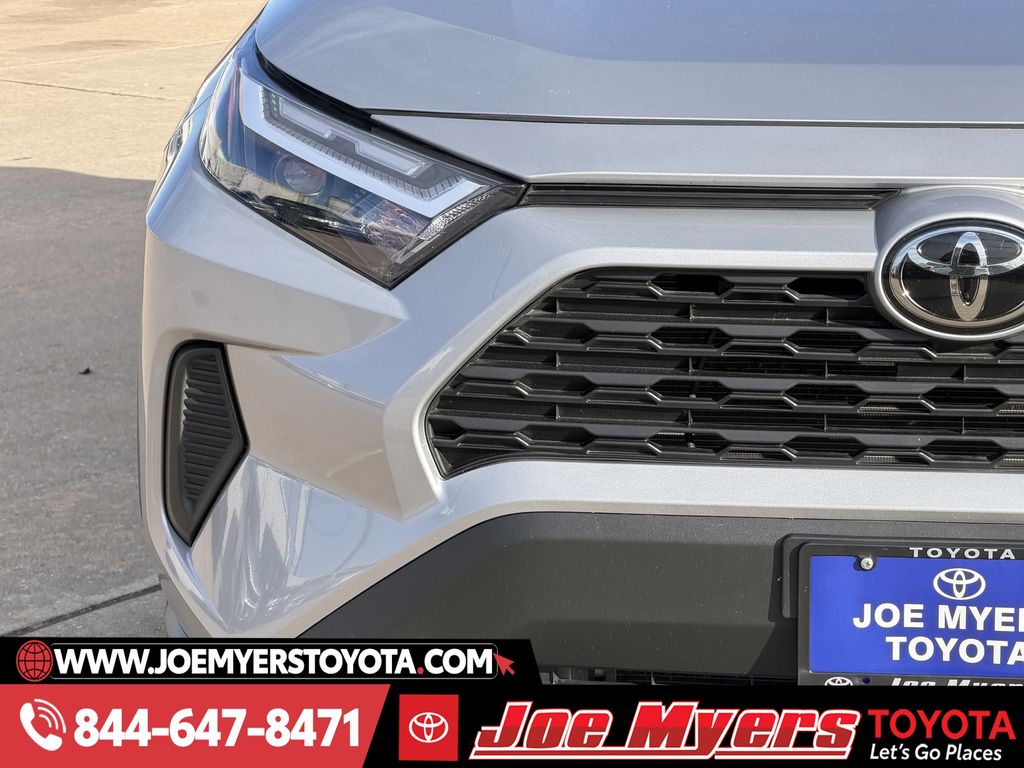 Used 2025 Silver Sky Metallic Toyota XLE image 5