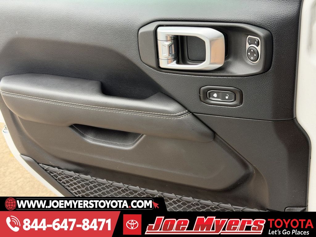 Used 2018 Bright White Clearcoat Jeep Unlimited Sahara image 25