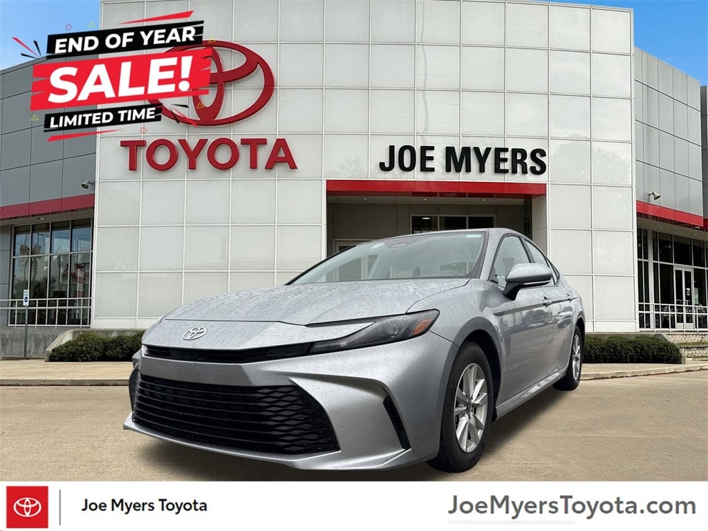 2025 Toyota Camry LE's photo