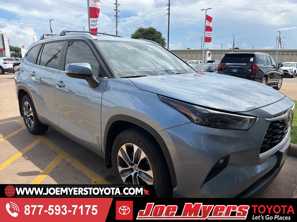 2024 Toyota Highlander XLE FWD's photo