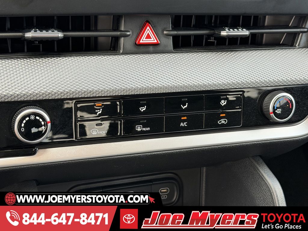 Used 2025 Snow White Pearl Kia LX image 19