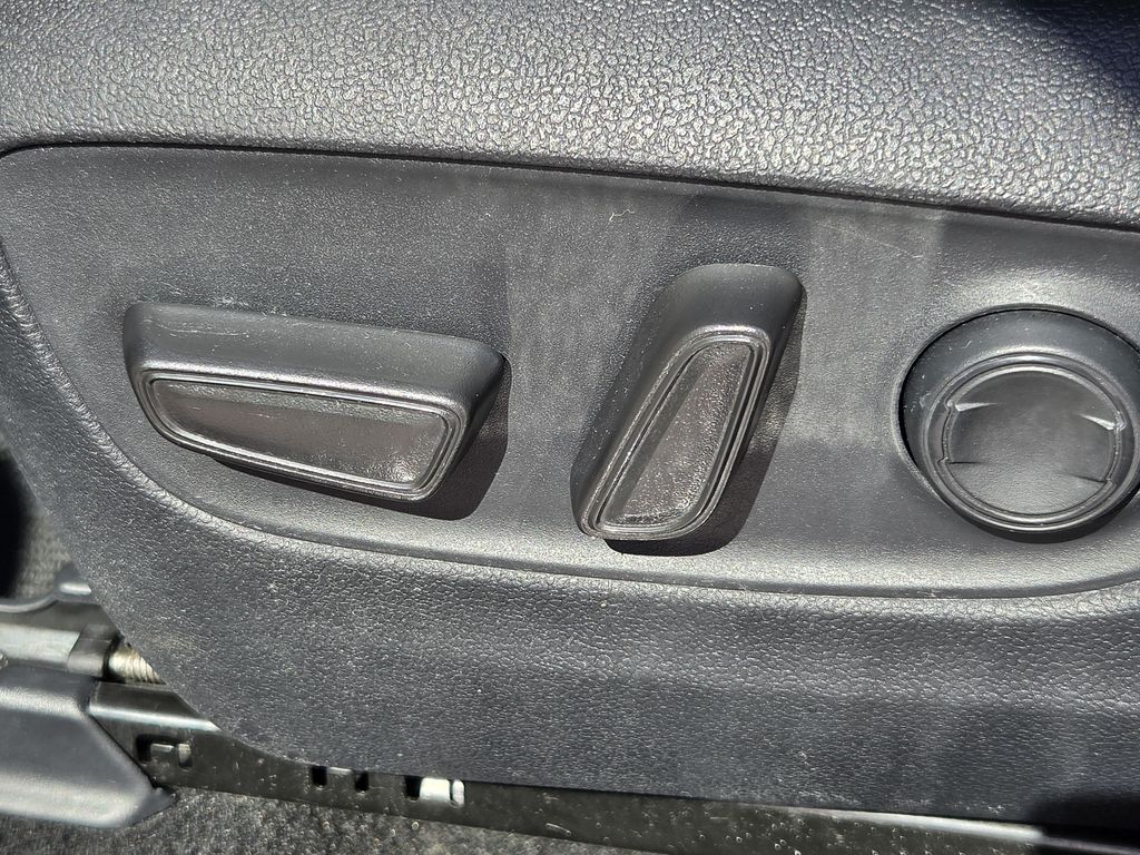 Used 2025 Ice Toyota XLE image 28