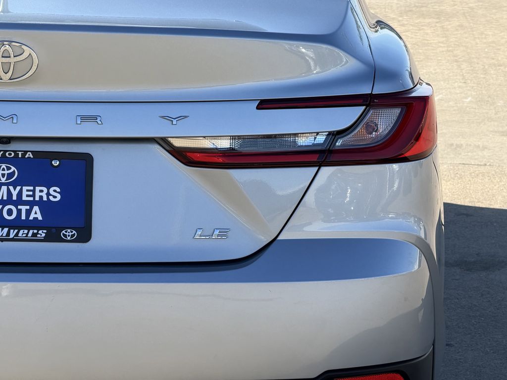 2025 Toyota Camry LE - Photo 9