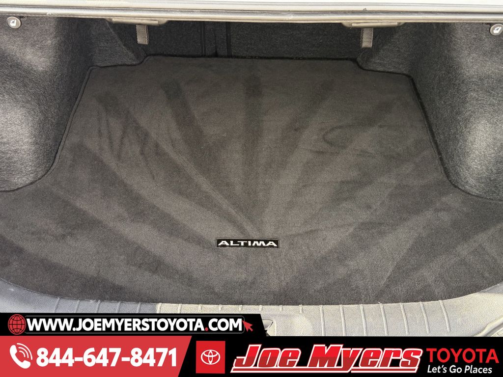 Used 2025 Glacier White Nissan 2.5 SV image 29