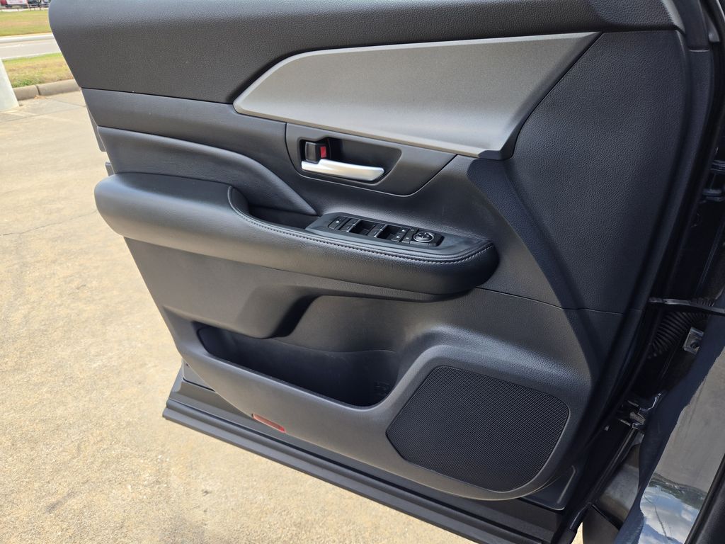 Used 2025 Cloud Toyota XLE image 26