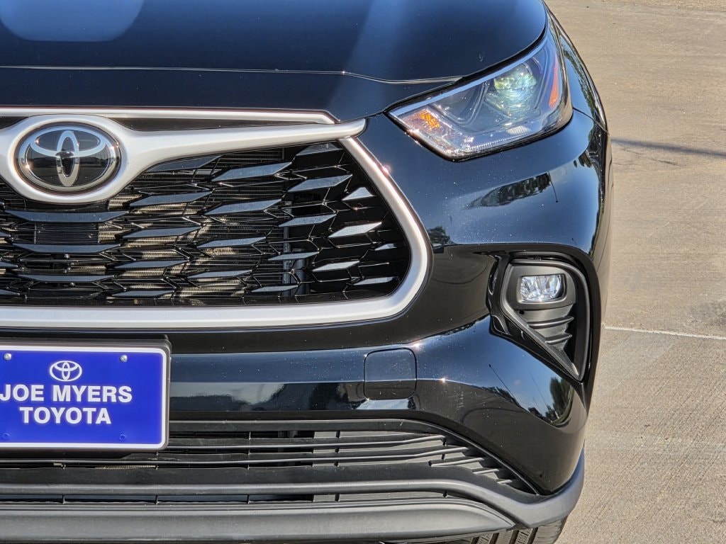 Used 2025 Midnight Black Metallic Toyota LE image 4