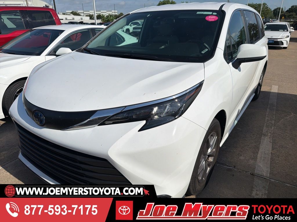 2025 Toyota Sienna LE 8-Passenger Hybrid FWD's photo