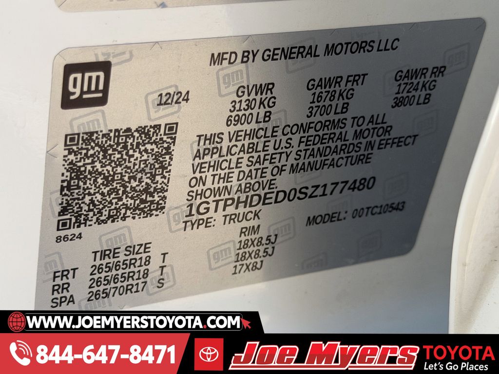 Used 2025 Summit White GMC SLT image 32