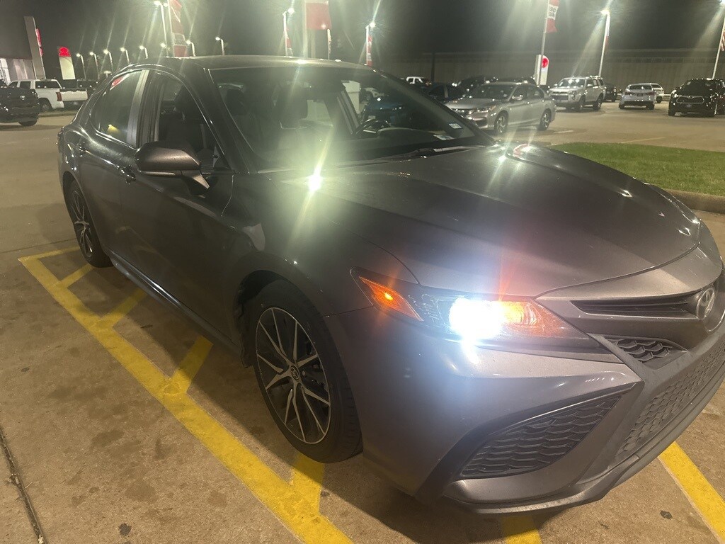 2022 Toyota Camry SE photo 4