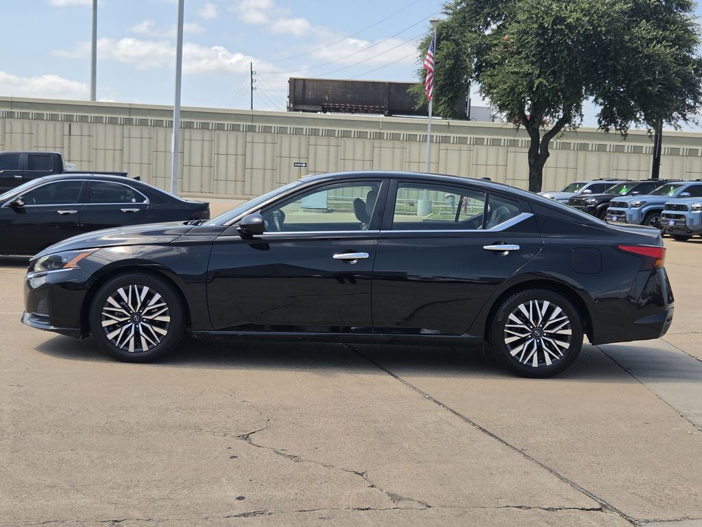 Used 2025 Super Black Clearcoat Nissan 2.5 SV image 6