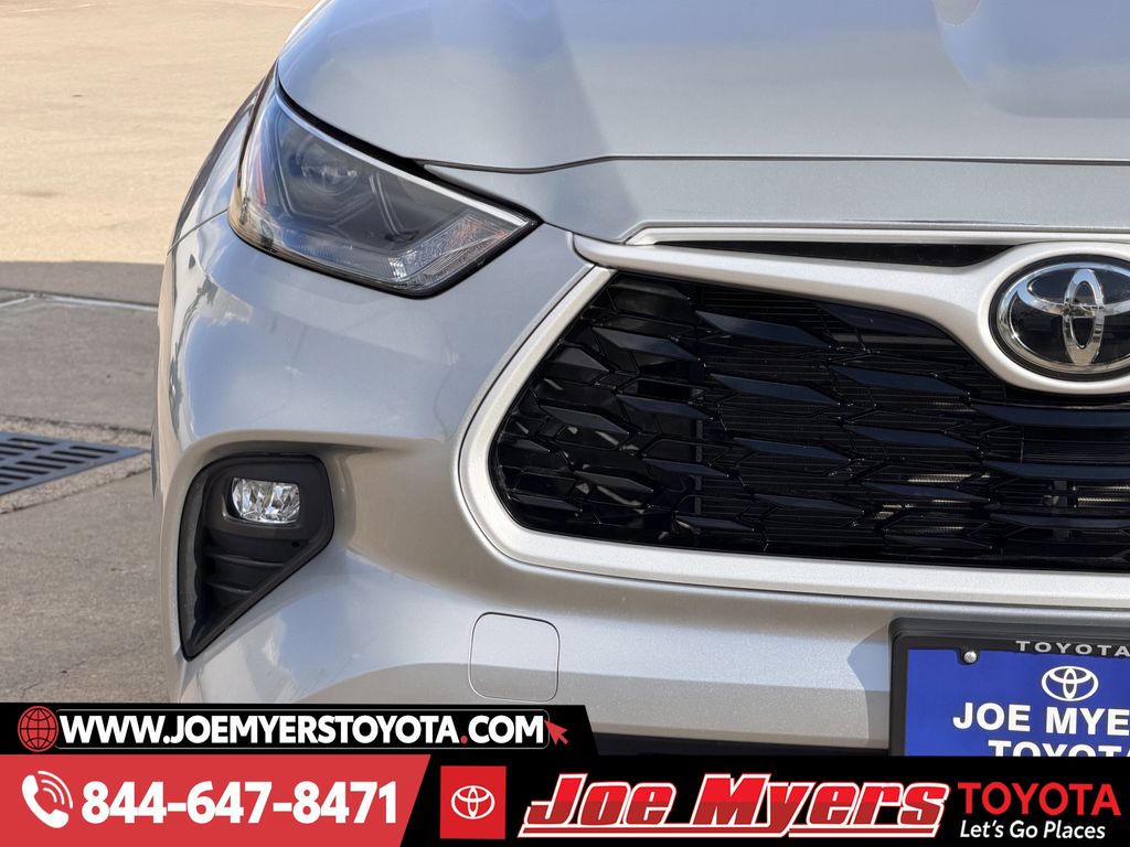 Used 2025 Celestial Silver Metallic Toyota LE image 5