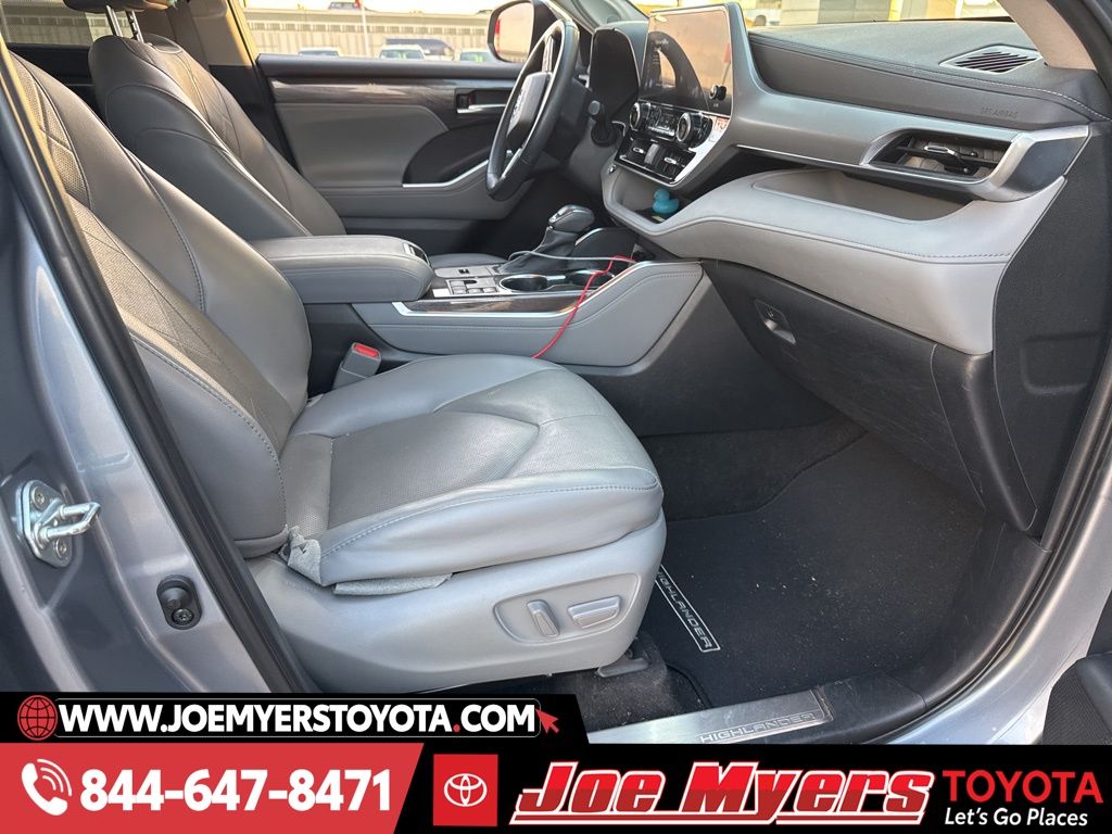 Used 2023 Moon Dust Toyota Platinum image 3