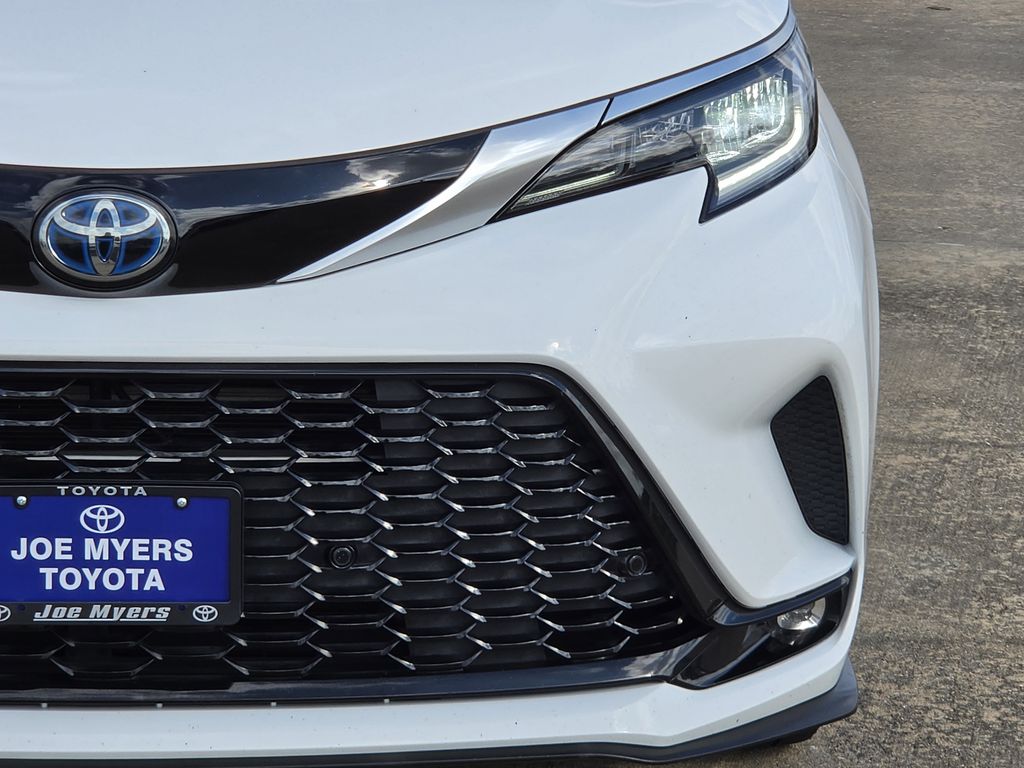 Used 2023 Ice Toyota XSE image 4