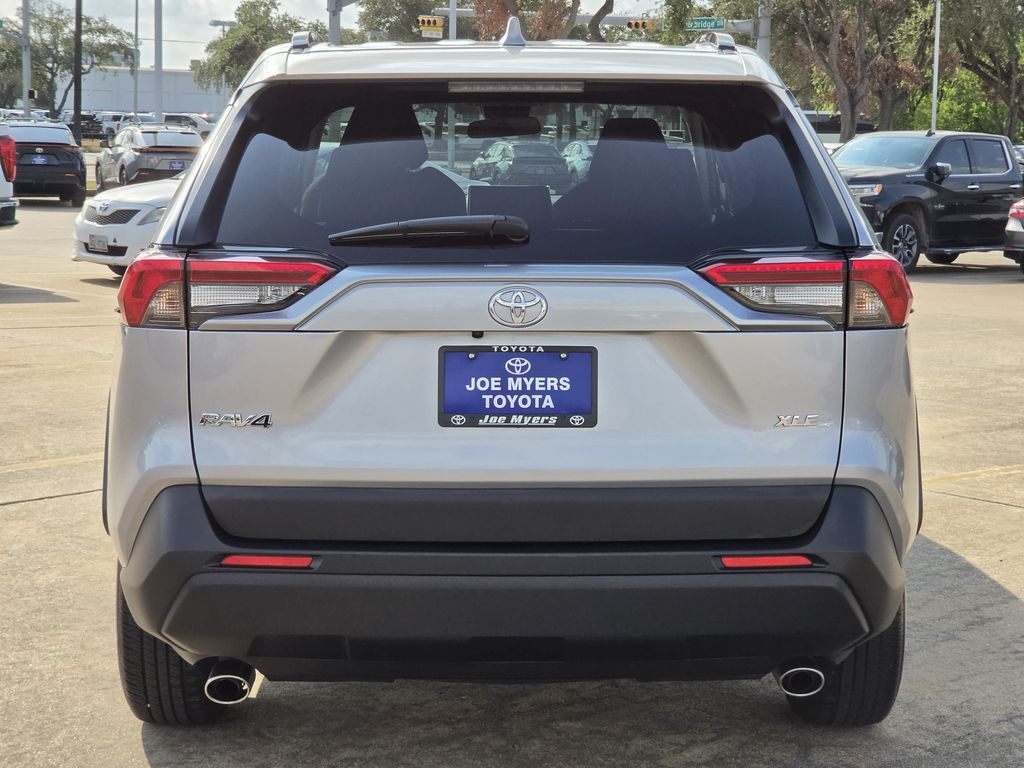 Used 2025 Silver Sky Metallic Toyota XLE image 8