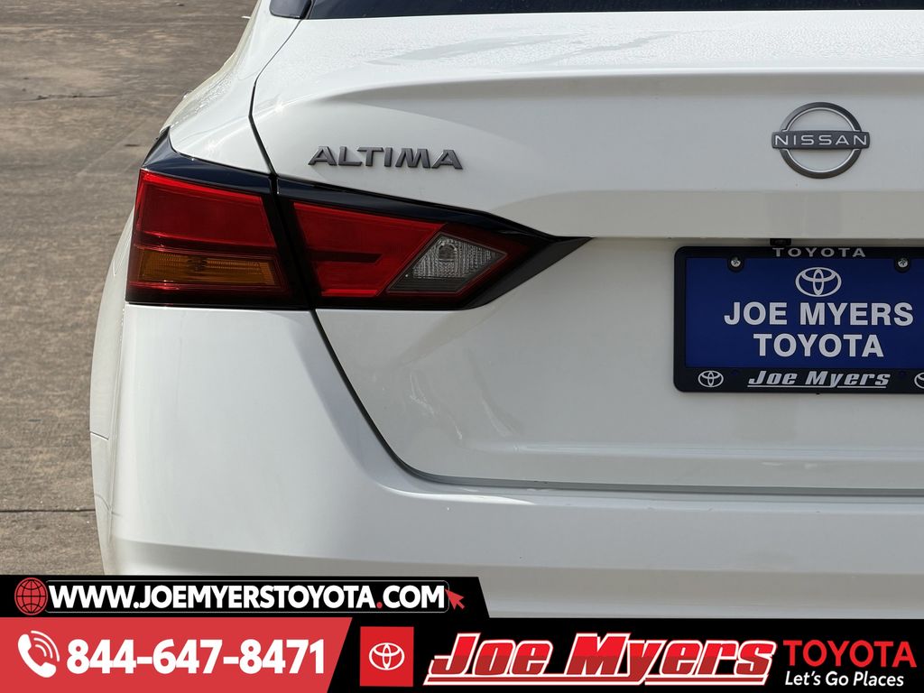 Used 2025 Glacier White Nissan 2.5 SV image 10