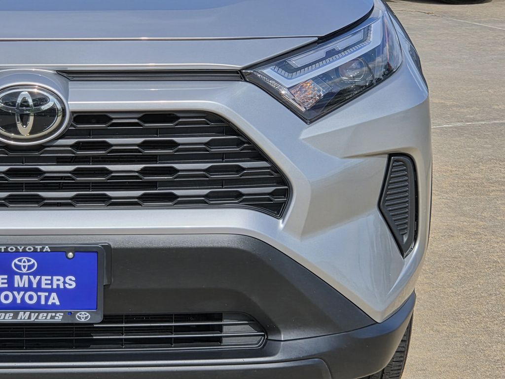 Used 2025 Silver Sky Metallic Toyota XLE image 4