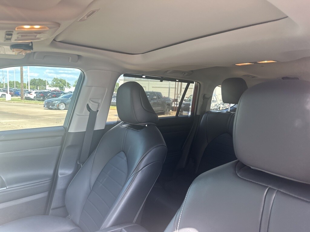2024 Toyota Highlander LE photo 3