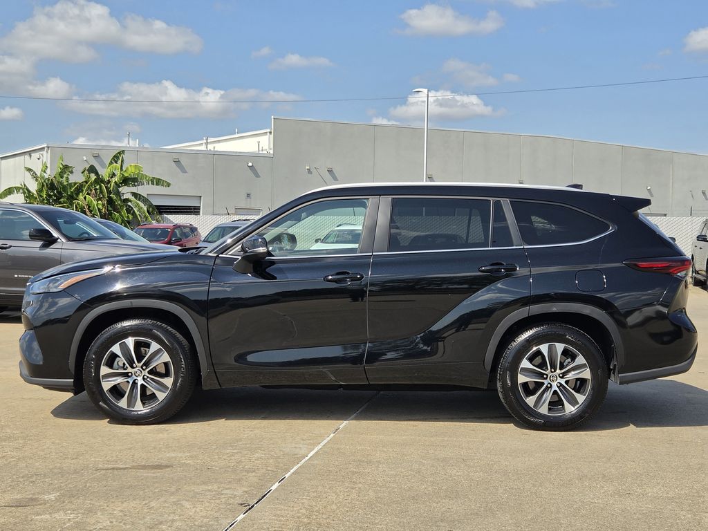 Used 2025 Midnight Black Metallic Toyota XLE image 6