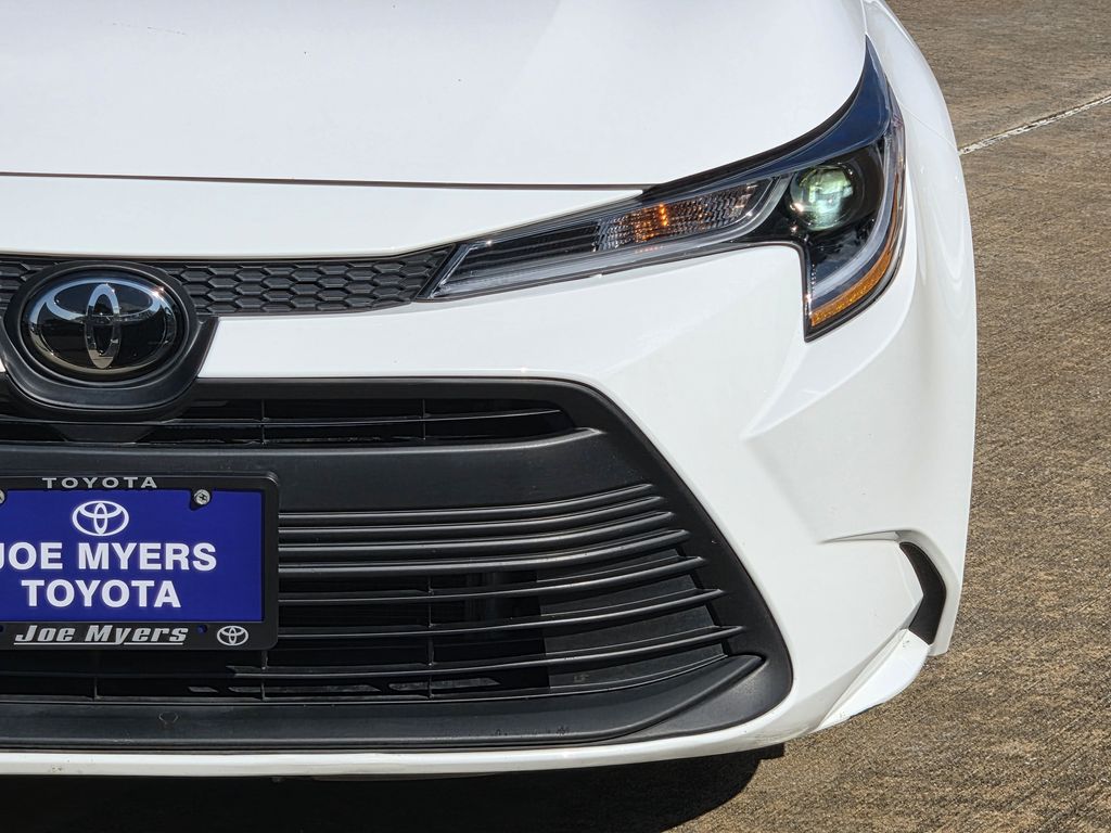 Used 2025 Ice Toyota LE image 4
