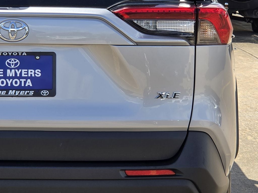 Used 2025 Silver Sky Metallic Toyota XLE image 9