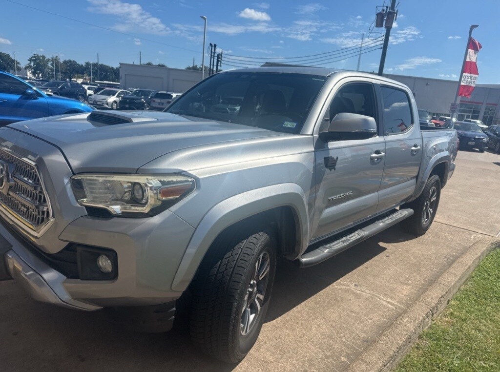 2016 Toyota Tacoma TRD Sport photo 3